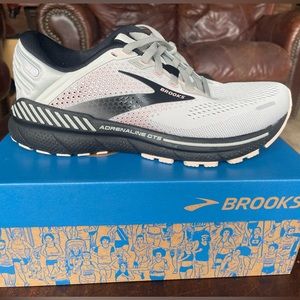 Brooks Adrenaline GTS 22 Women’s size 7 NEW WITH BOX!